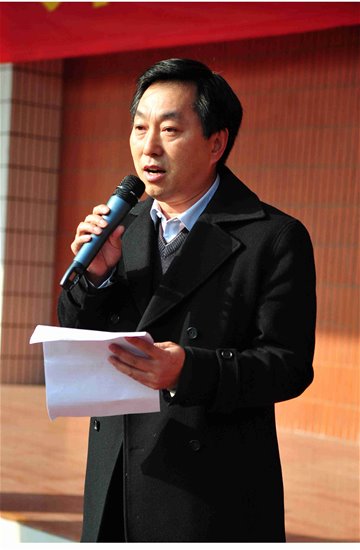 学校副校长,党委副书记杨祖旺宣读了2015年下