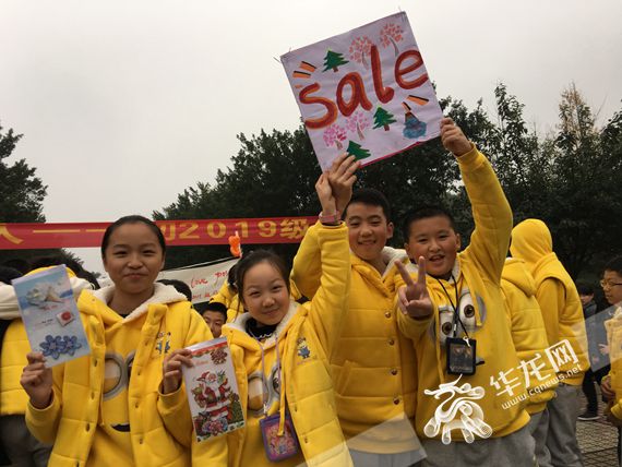 华龙网重庆一中学生爱心义卖拼创意全程英文交流大秀口语