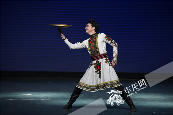 《盘子舞》周涛摄