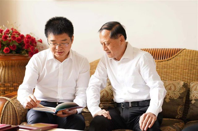 情系退休校长关怀温暖人心区领导看望慰问我校原校长鲁善坤
