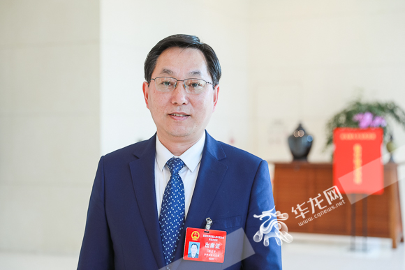 华龙网唐宏宇要让学生能飞的飞能跑的跑能走的走不能走的也要推上一把