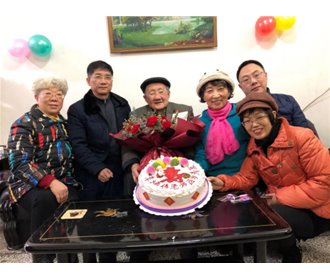 重庆一中为百岁老人庆祝生日